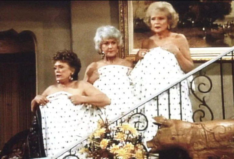 Look closer, this Scene from ‘The Golden Girls’ is not edited and it confirms what we all suspected… check first comment